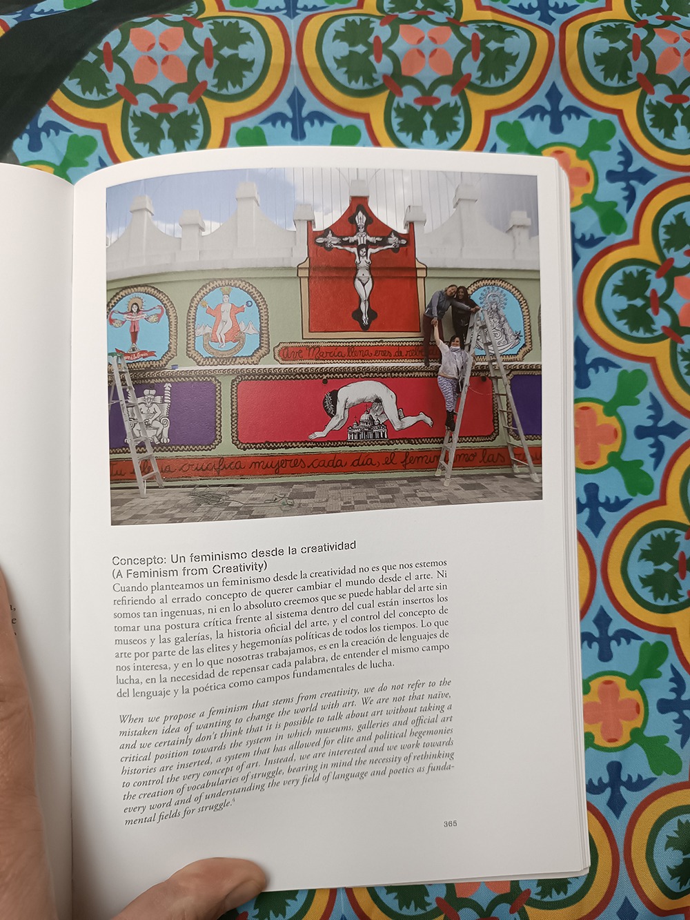 Art and Its Worlds, page 365, with Mujeres Creando, Concepto: Un feminismo desde la creatividad (A Feminism from Creativity). Photo by the author, published with the editors’ permission. Background: Shira Wachsmann, Practice of Invasion, 2018. Reproduced 