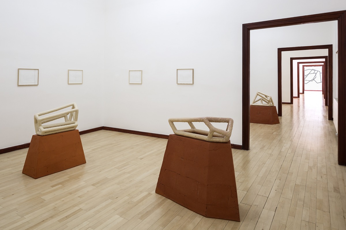 Richard Deacon, Range, 2005 Glazed and lustred white earthenware, base: terracotta ©photo Werner Hannappel 